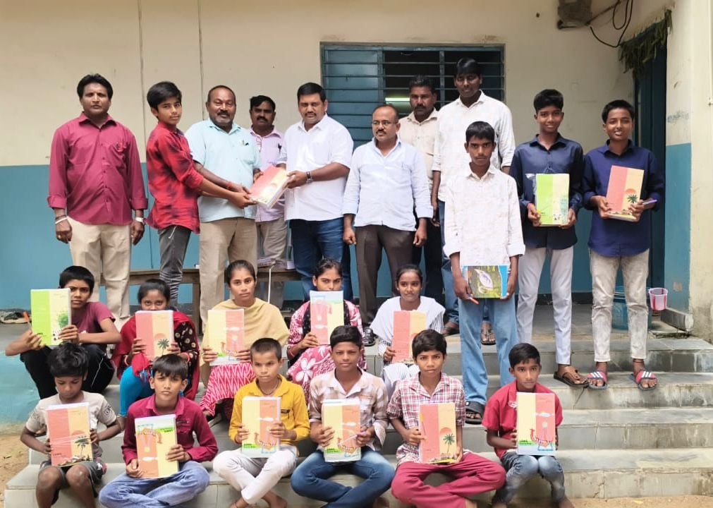 ఏఐఎఫ్‌డీఎస్ ఆధ్వర్యంలో విద్యార్థులకు నోట్‌బుక్స్ పంపిణీ